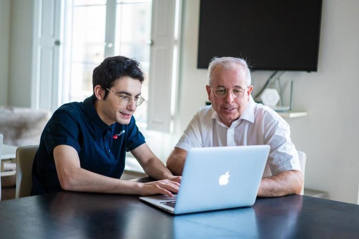 tcnico-de-techbuddy-reparando-un-ordenador