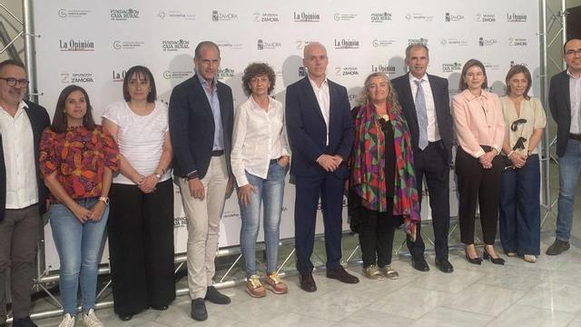 Participantes, colaboradores y empresas patrocinadoras, posan antes de comenzar la jornada sobre el cáncer de mama. | ALBA PRIETO