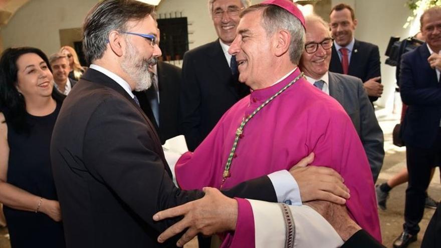 Pizarro y el obispo José Luis Retana se saludan amigablemente, en una imagen de archivo.
