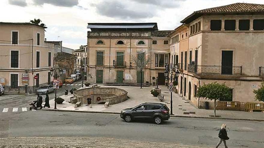 El casal de Can Vell, justo detrás de la fuente de Santa Margalida, ya luce licencia de obras en una puerta.