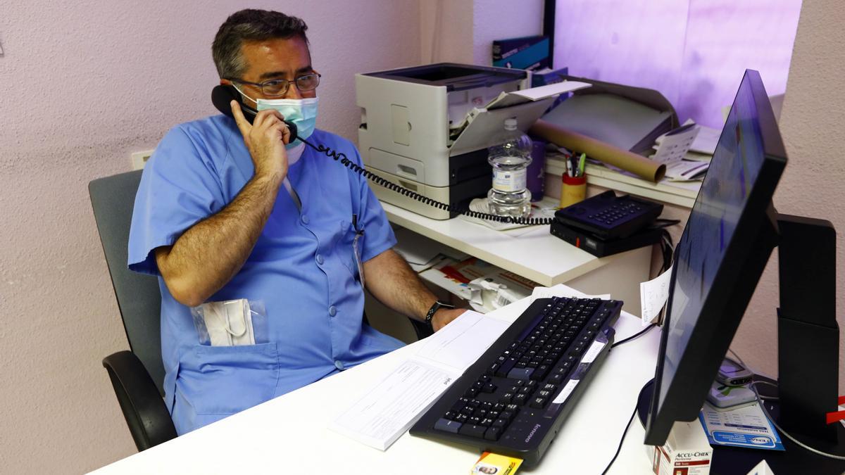 Un médico del centro de salud de Las Fuentes Norte habla por teléfono con un paciente, durante el confinamiento.