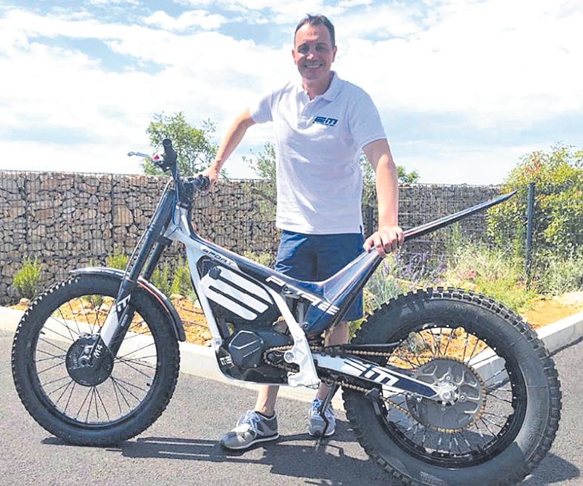 Marc Colomer treballa en una empresa de motos elèctriques.