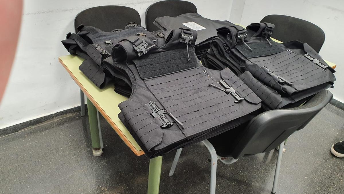 L&#039;Alcúdia de Crespins equipa a su Policía Local con tásers, chalecos antibalas y pistolas glock