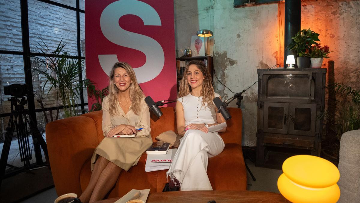 La vicepresidenta segunda del Gobierno y ministra de Trabajo, Yolanda Díaz, y la co-coordinadora de Movimiento Sumar, Lara Hernández, en una asamblea sobre el nuevo Estatuto del Becario, el pasado 7 de noviembre.