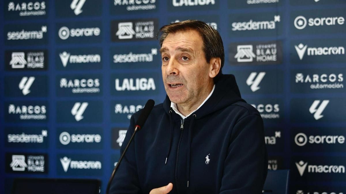 Felipe Miñambres en sala de prensa