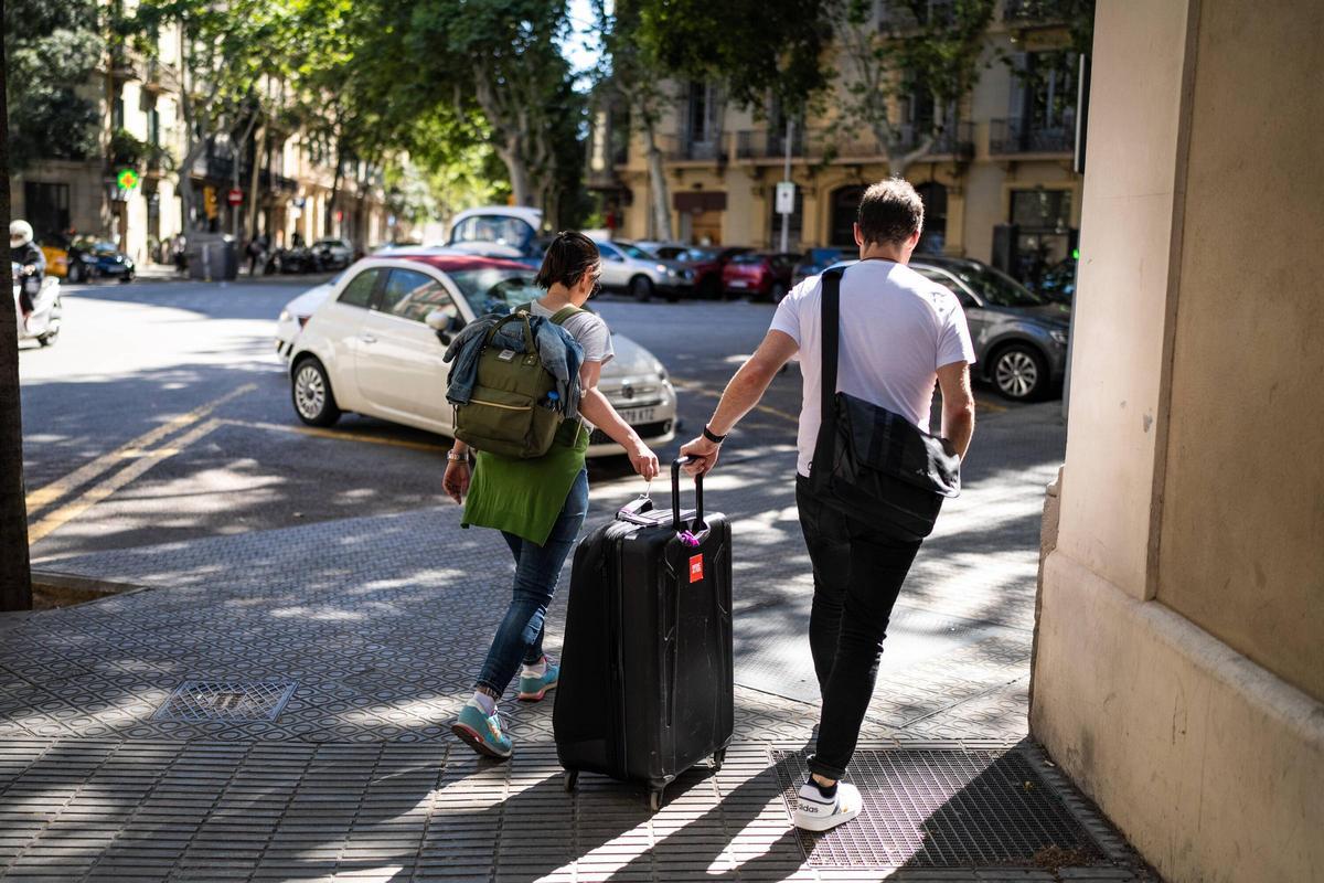 Turistas con maletas por el centro de Barcelona.