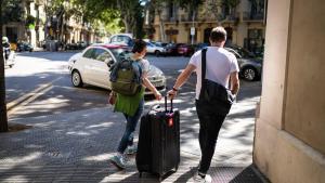 Turistas con maletas por el centro de Barcelona.