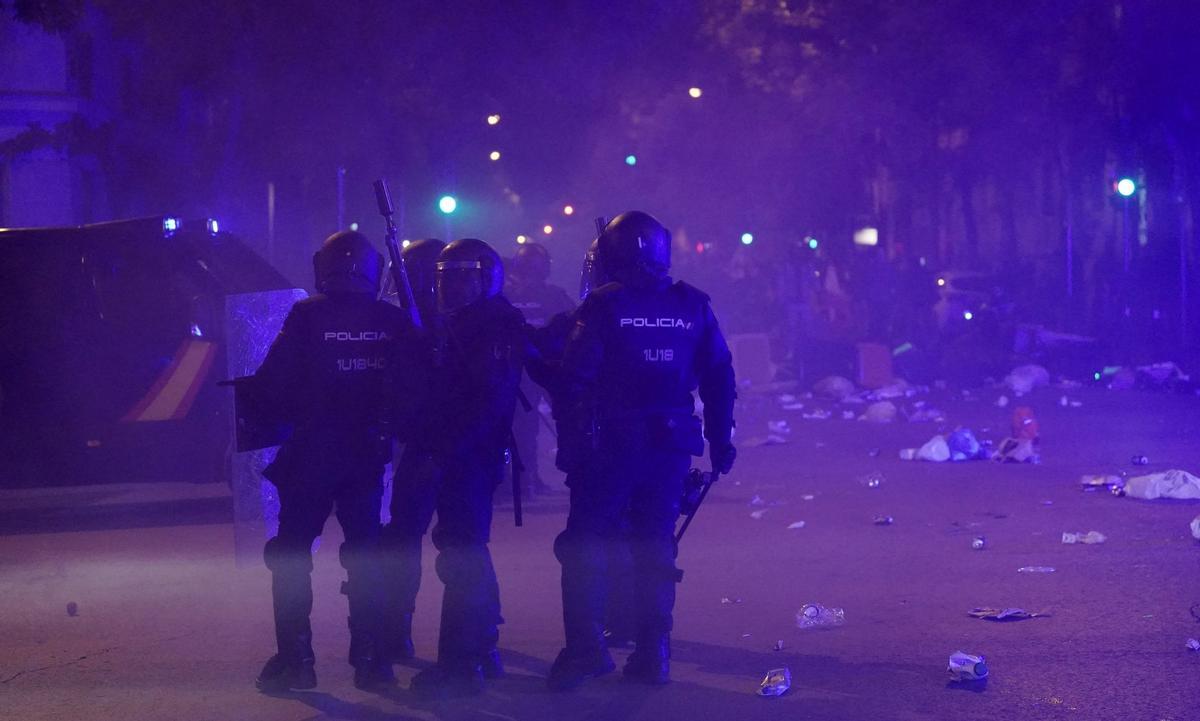 La ira de la derecha contra la amnistía se ha desbordado en la noche de este lunes en la calle Ferraz de Madrid. Los antidisturbios de la Policía Nacional han terminado disolviendo con porras, humo y gas picante una concentración que cercaba a la sede federal del PSOE.