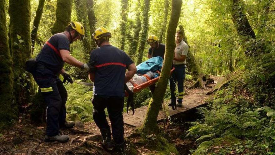 El equipo cruza con la herida una de las pasarelas de madera que hay en la ruta. // Noé Parga