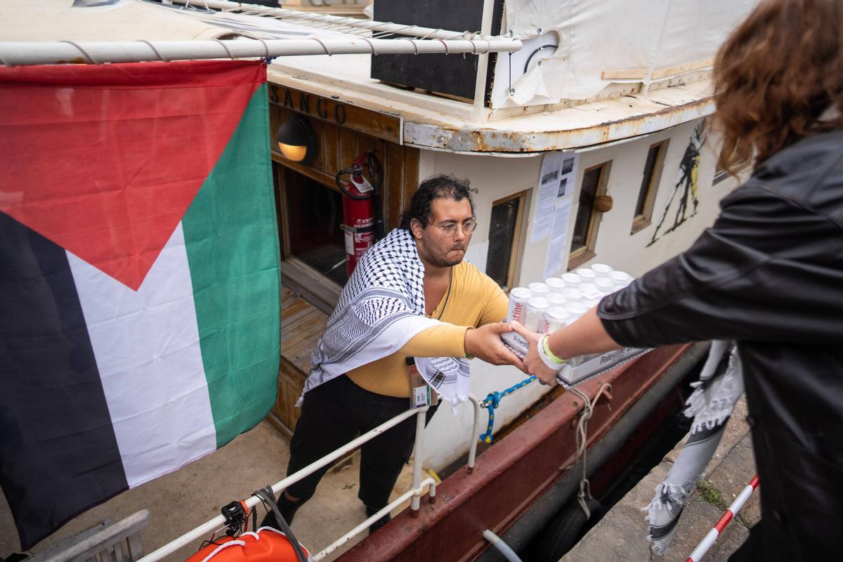 Una nueva flotilla con más de setenta embarcaciones y un millar de participantes se prepara para poner rumbo a Gaza, y el puerto de Barcelona se llena de actividades para apoyar la iniciativa. Foto de Zowy Voeten