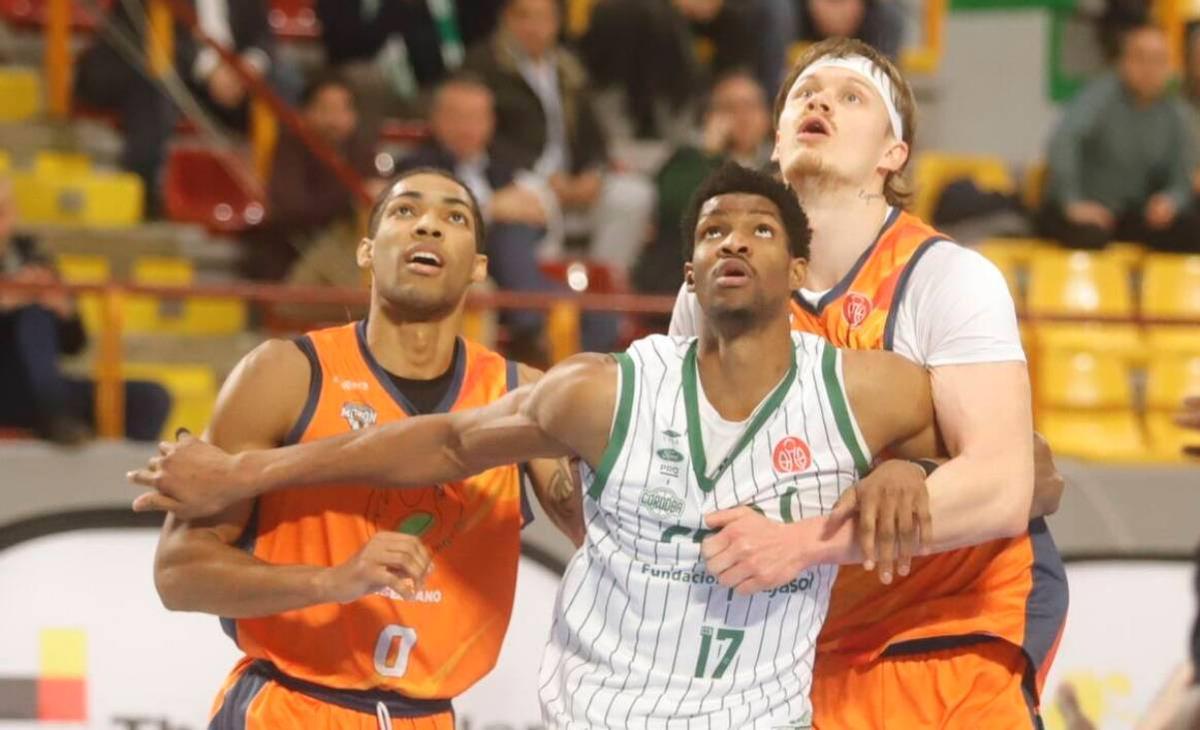 Nuha Sagnia lucha por un rebote.