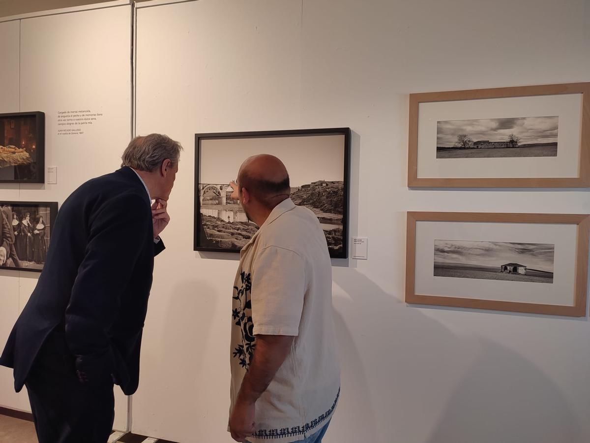 El fotógrafo José Antonio Pascual explica una de las imágenes exhibidas.