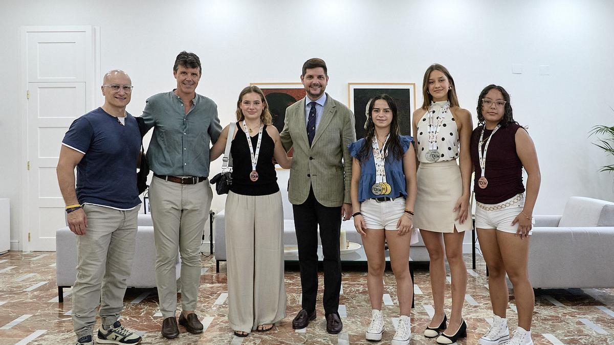 Las deportistas y el técnico del BoxSafor con el alcalde de Gandia y el concejal de Deportes