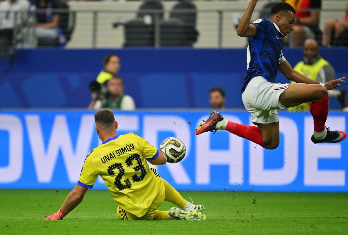 Unai Simón corta una de las peligrosas internadas de Kylian Mbappé