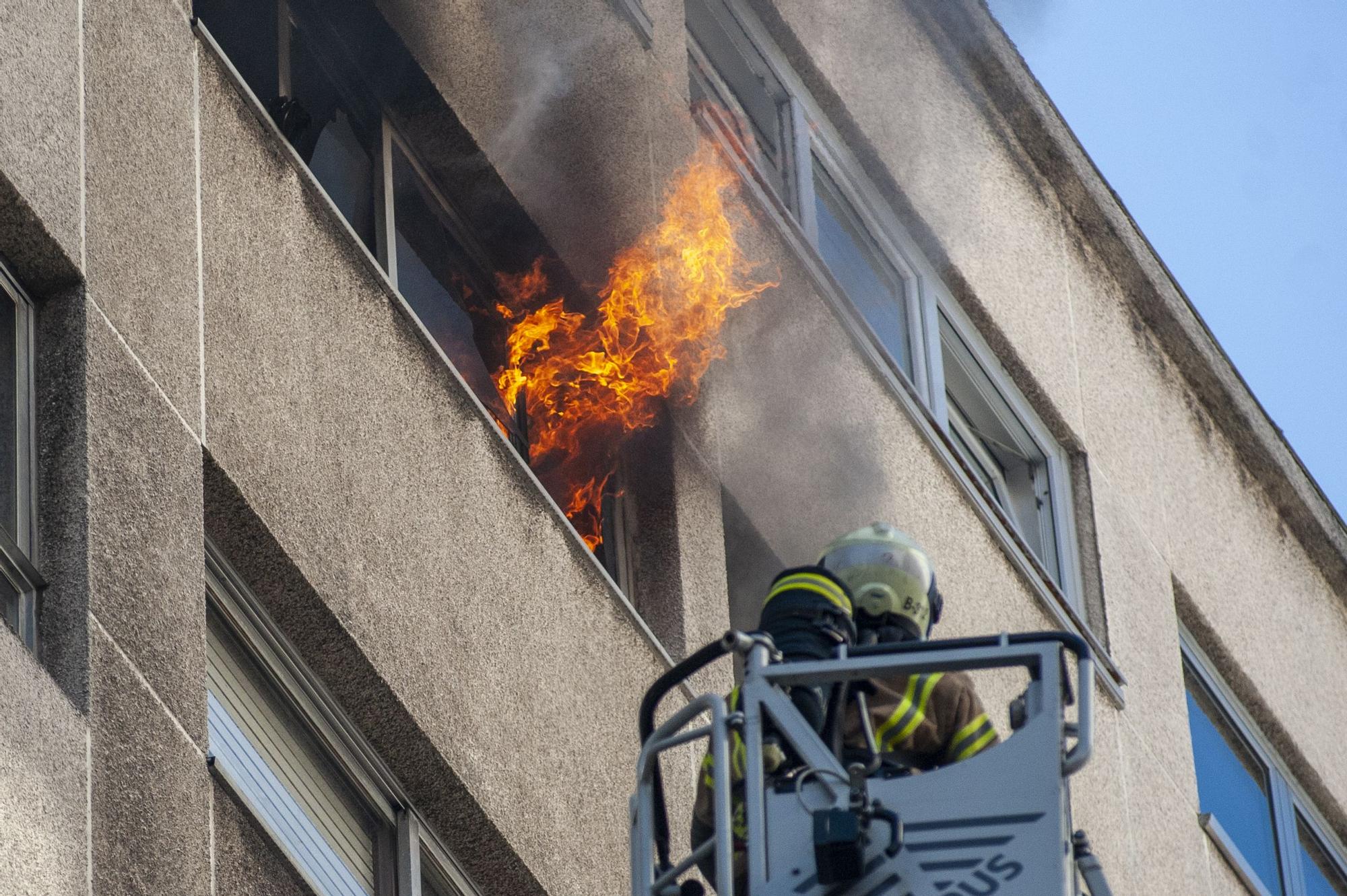 Los bomberos sofocan un incendio en una vivienda de Costa da Unión con Pla y Cancela