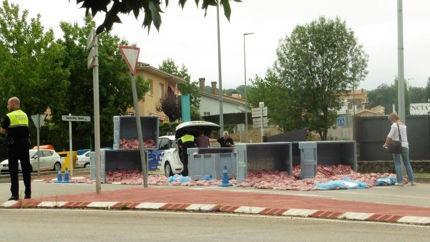 Un camió de transport de carn escampa la càrrega en una rotonda d&#039;Olot