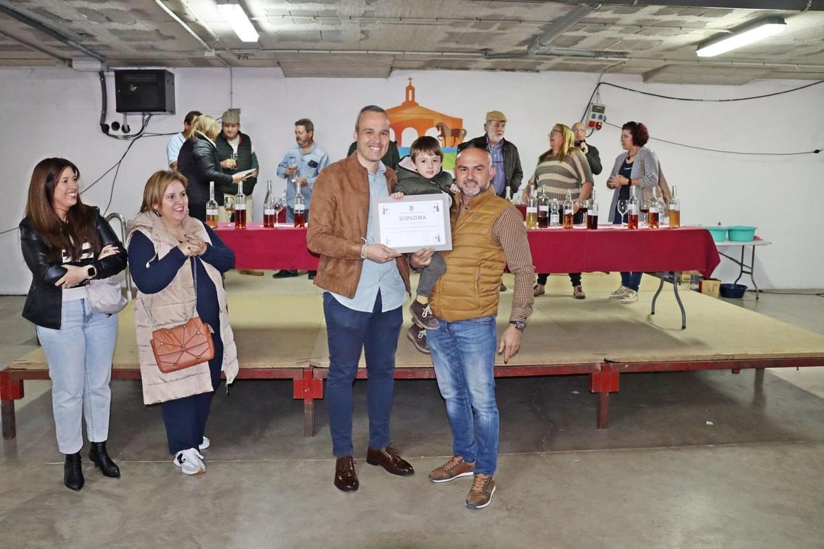 El alcalde, Carlos Caro, entrega el premio al mejor vino tinto 2024 , hijos de Claudio Moreno