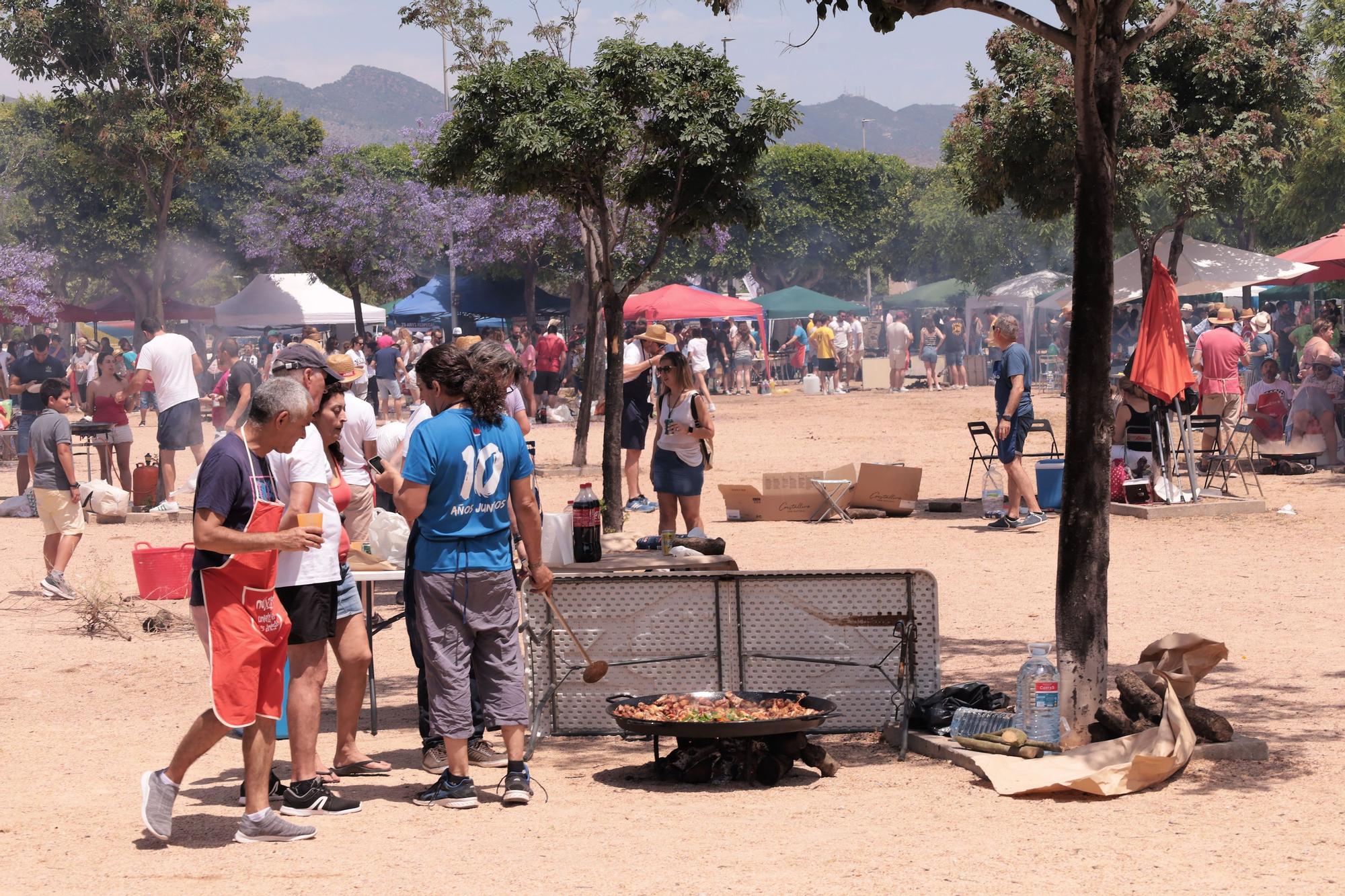 Mil trescientos castellonenses disfrutan del sol y las paellas en el Segon Molí