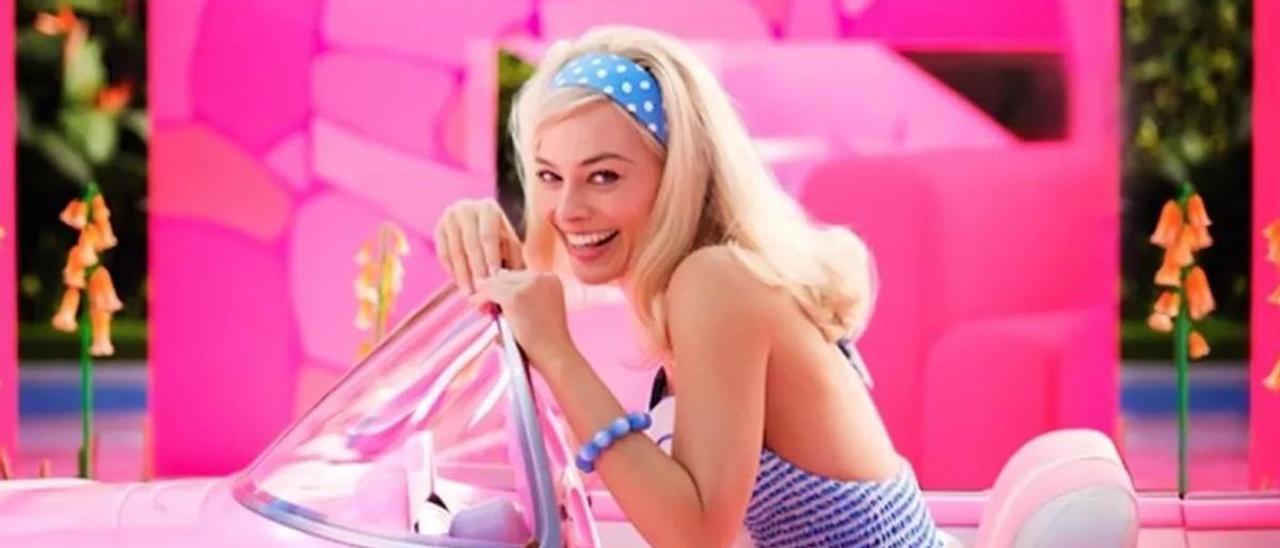 La actriz Margot Robbie, caracterizada como Barbie en la película.