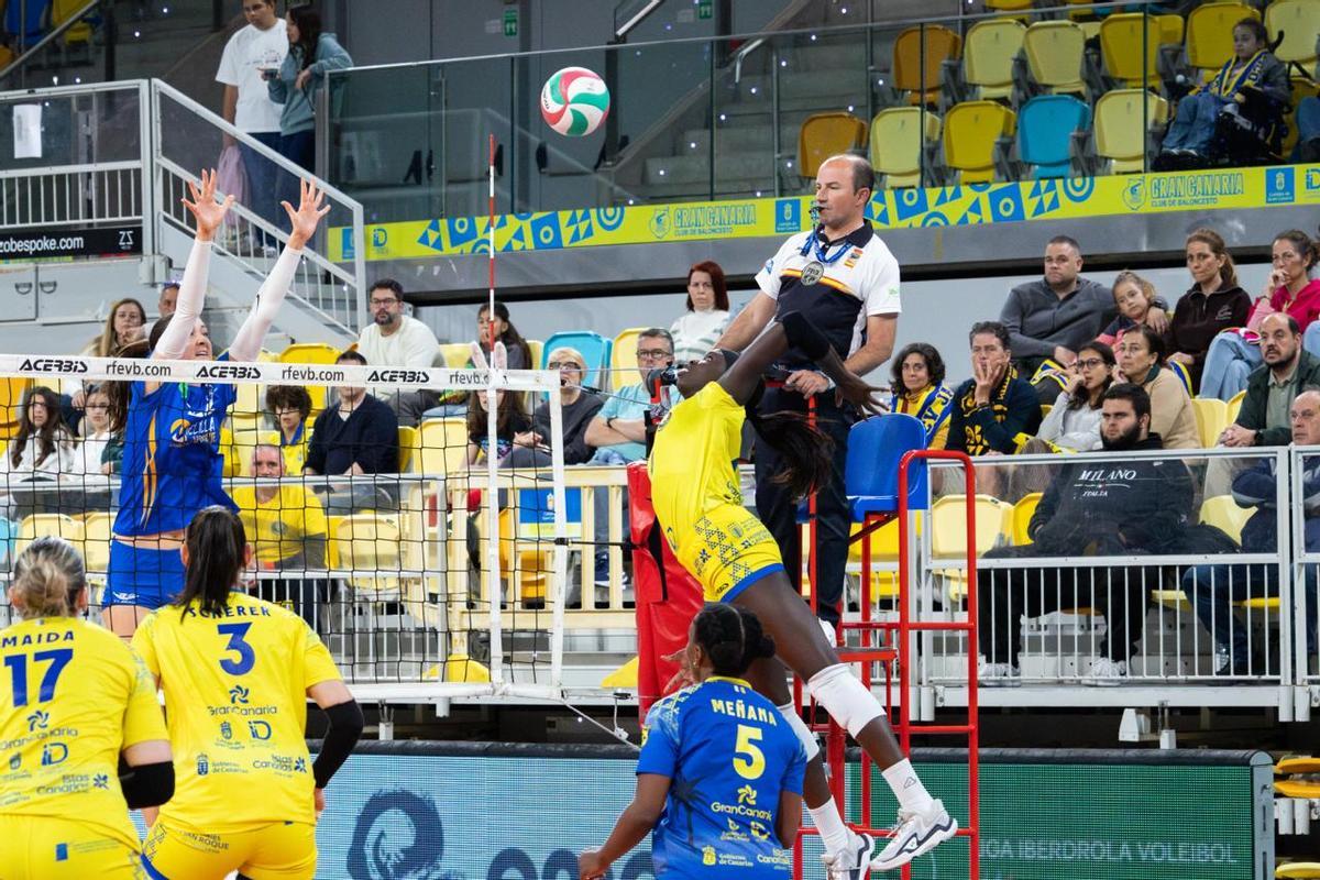 Ajack Malual vuela para conectar un remate ante el intento de bloqueo del Melilla.