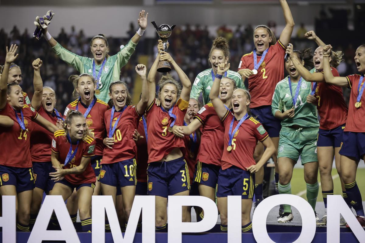 Las jugadoras de la selección española sub-20 celebran el Mundial conseguido en Costa Rica.