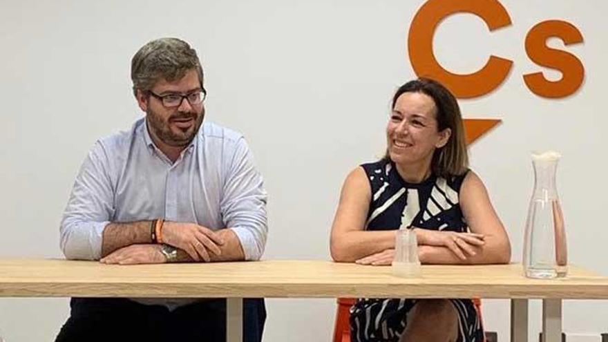 Joana CapÃ³ con el secretario nacional Juan Hervias.