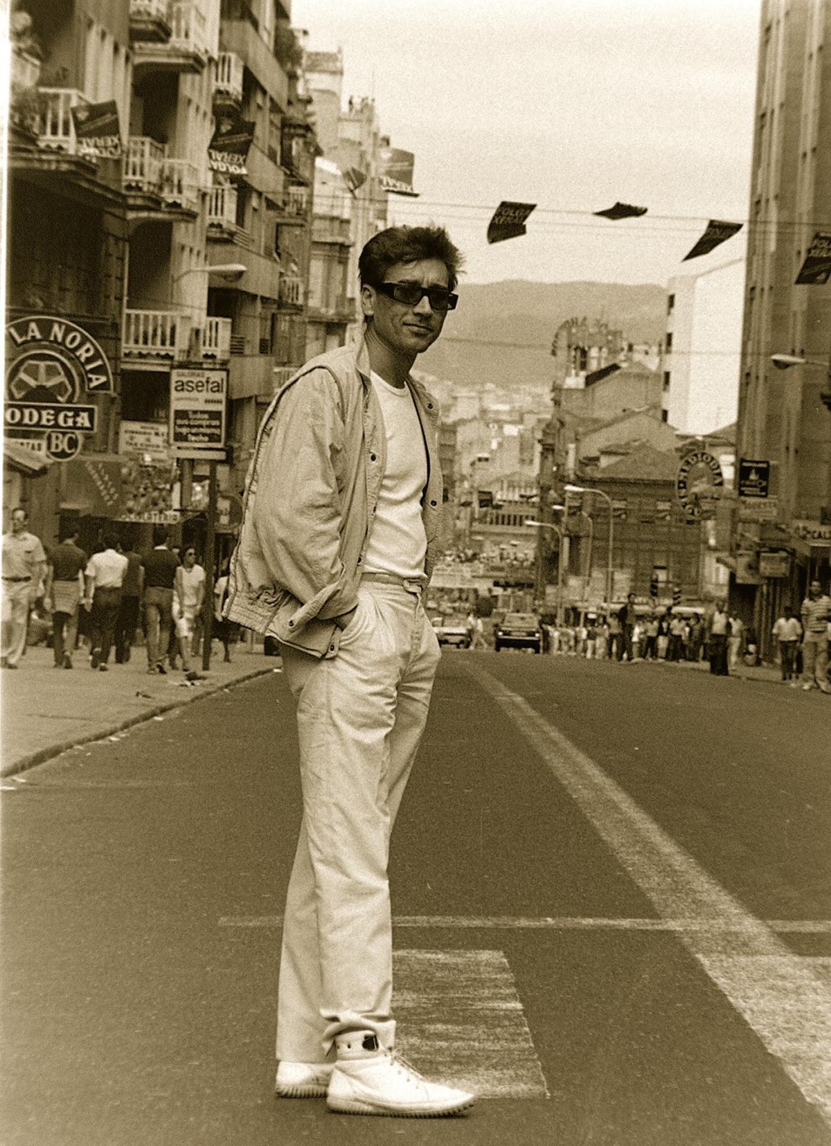 Fernando Franco, en los años 80, en la calle Urzáiz en Vigo al estilo Sonny Croquett, de "Miami Vice", solo que en "Vigo Vice".