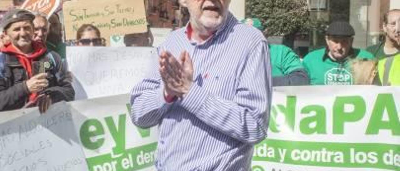 El subsecretario de Vivienda, Francesc Signes, con la PAH.