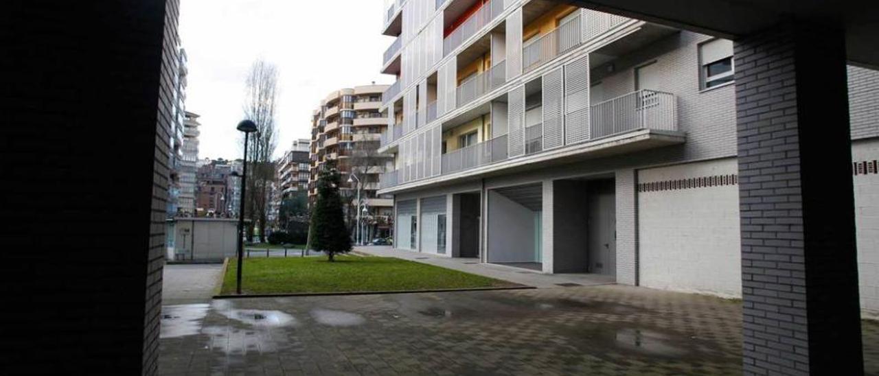 A la derecha, exterior de los bajos municipales en la calle Doctor Carreño de Salinas.