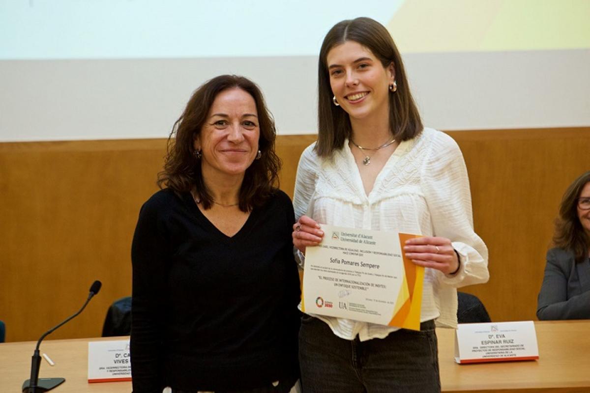 Una de las alumnas premiadas de la UA