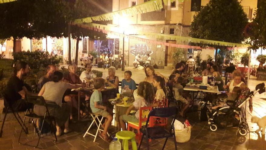 Una veintena de vecinos, de cena en la plaza.