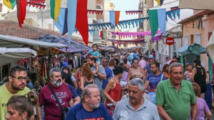 Días para disfrutar en la calle de la extensa programación que prepara Guardamar y sus diez comparsas de Moros y Cristianos. En las imágenes se puede ver el mercadillo medieval dispuesto en la Plaza del Rosario y Calle del Castillo de Guardamar, el cual fue inaugurado ayer.