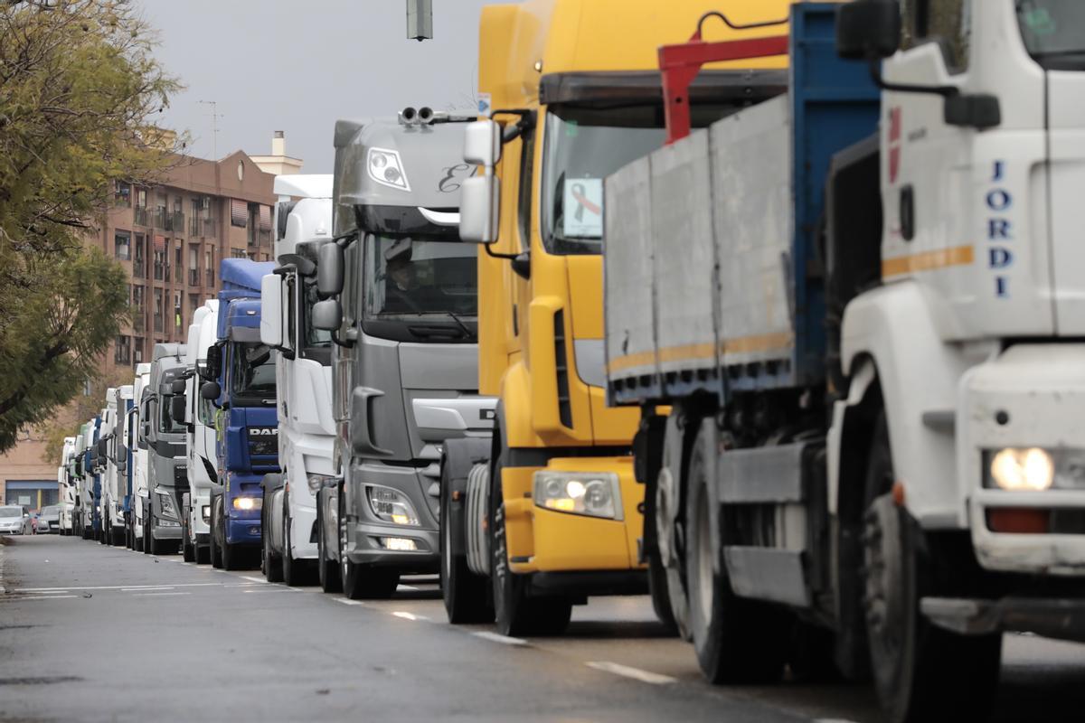 Una protesta de camioneros provoca retenciones en la ronda sur de Valencia.