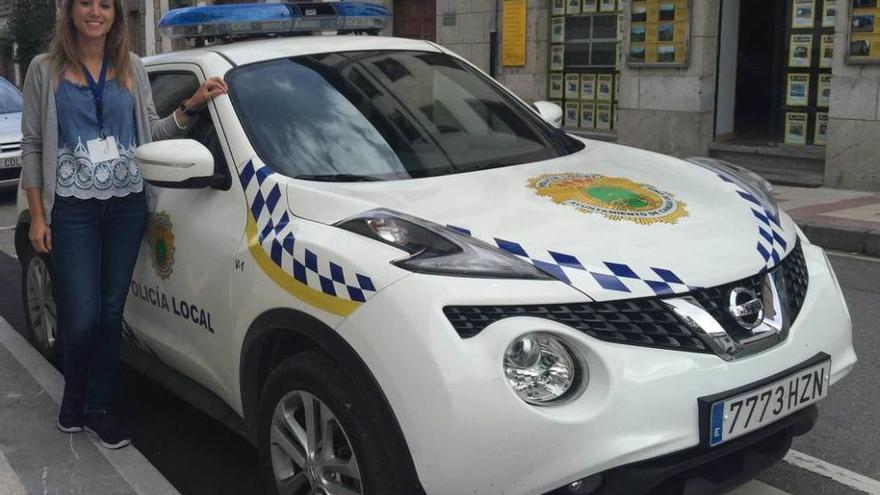 Marta Tuñón, junto al coche de la Policía de Cangas de Onís.