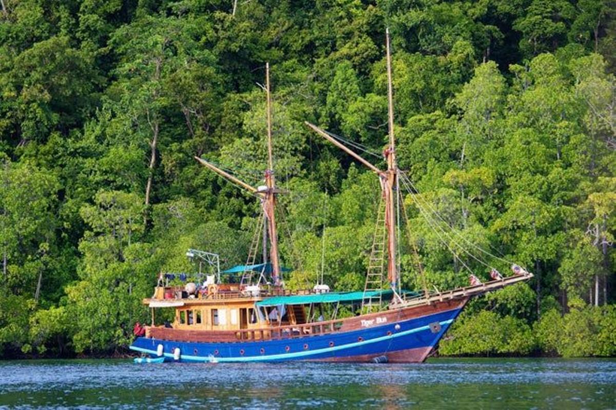 Goleta navegando entre las islas de Pulau Yanggelo, en Raja Ampat.