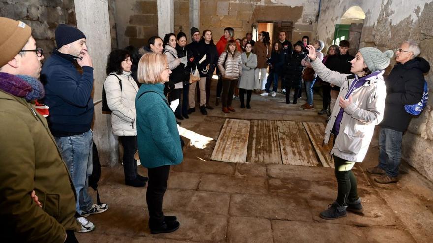 Uno de los grupos de visitantes en el convento de Santa Clara.   | // RAFA VÁZQUEZ