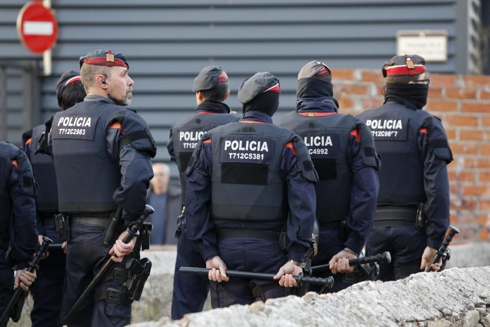 Uns 300 antifeixistes protesten davant El Canal per l''acte de Vox i reclamen que no se''ls cedeixi espais