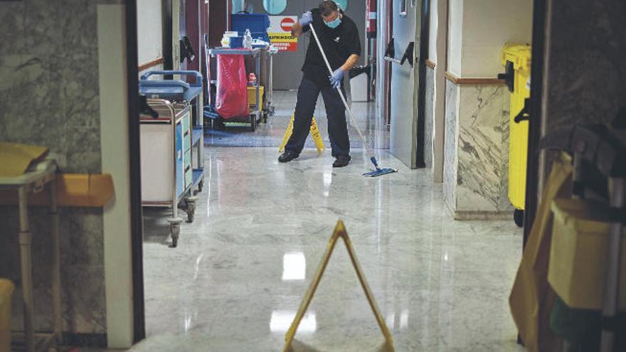 El personal de limpieza del Hospital de La Candelaria trabaja en pleno estado de alarma en una planta Covid-19