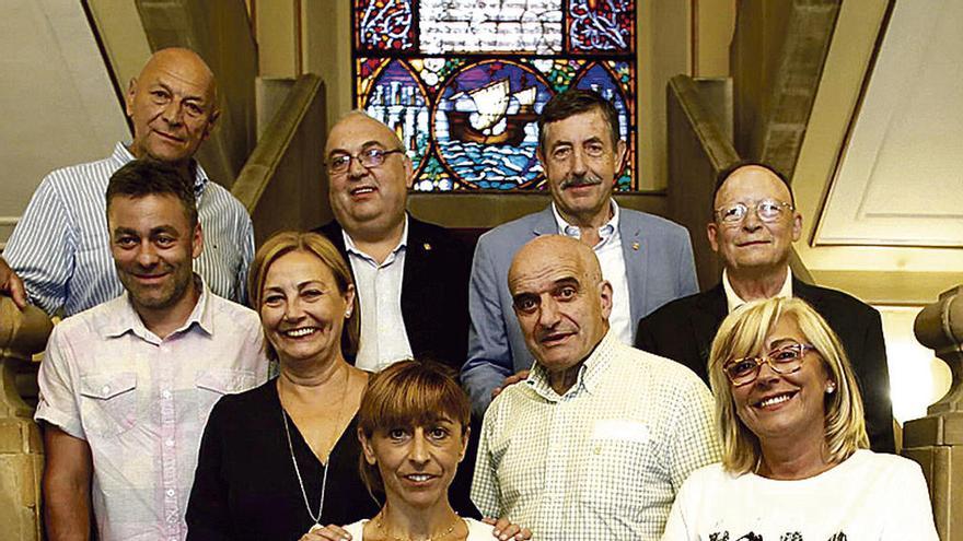 En la fila de atrás, Mercurio Martínez, Alberto Estrada, José Perurena y Manuel Fonseca; en el centro, José Ramón Tuero, la alcaldesa de Avilés, Mariví Monteserín, y Pedro Cuesta; delante, Mara Santos y la concejala de Deportes de Avilés, Ana Hevia.