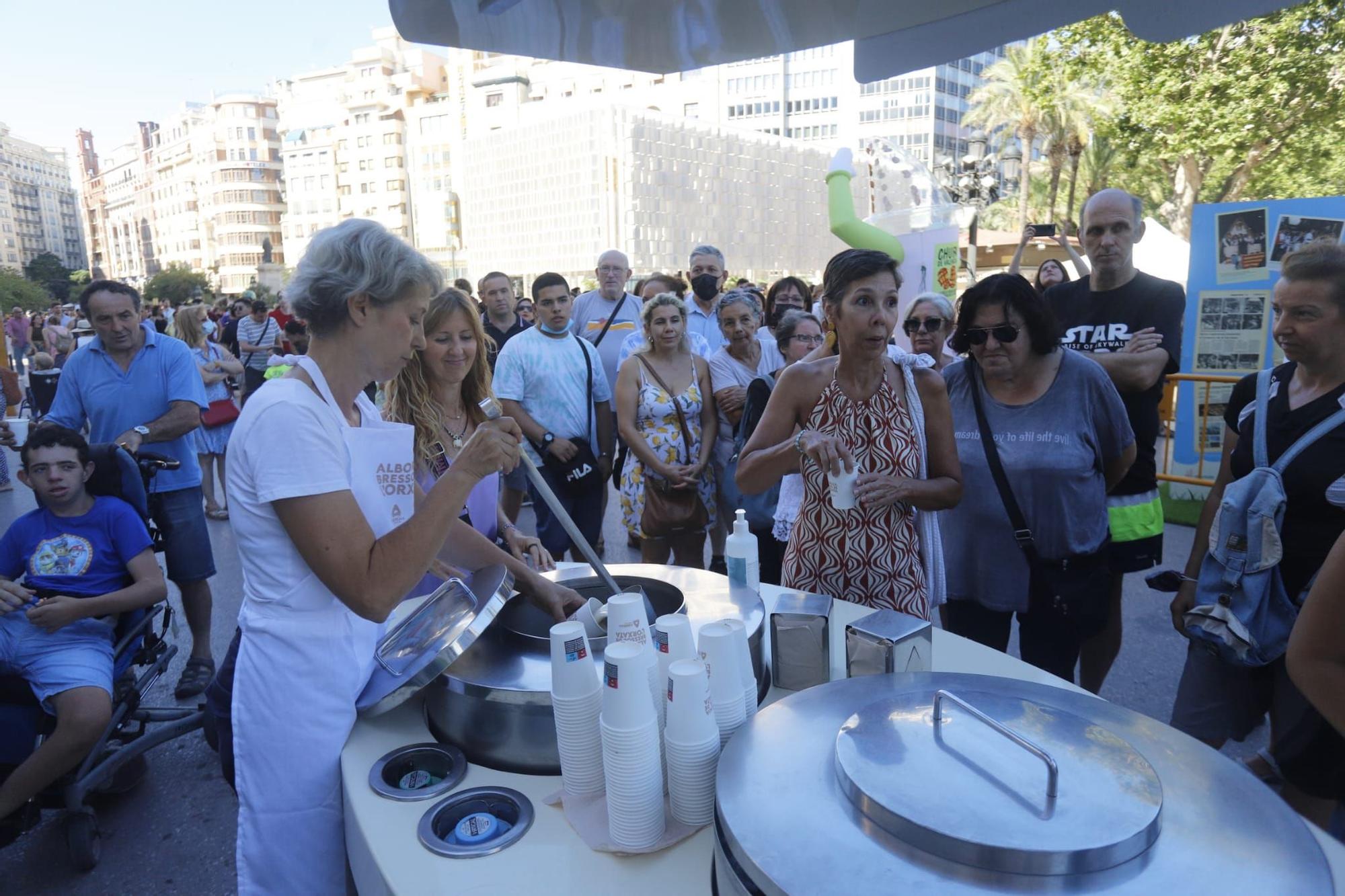 Cientos de personas y degustaciones gratis en el Día de la Horchata en València