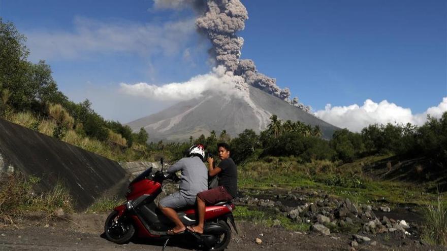 Filipinas evacúa a 37.000 personas por la violenta erupción del volcán Mayon