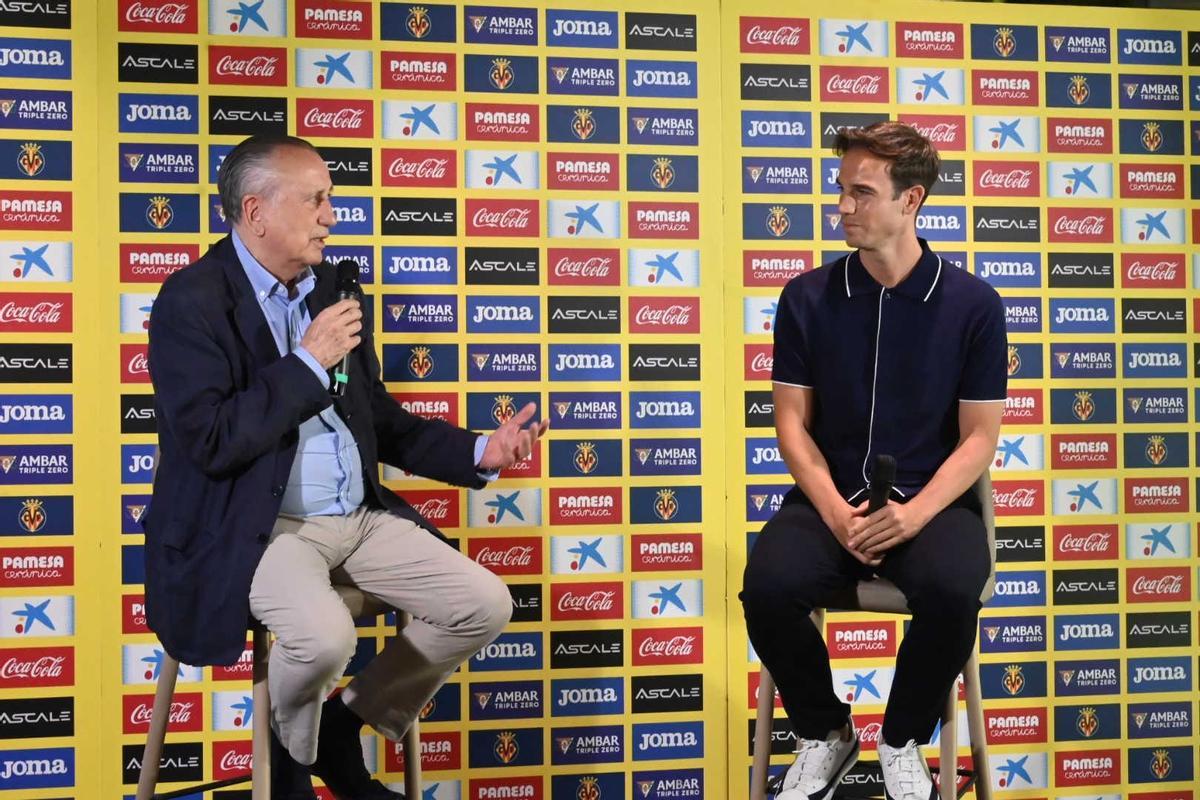 Iñigo Pérez, durante su presentación como nuevo entrenador del Villarreal junto al presidente amarillo, Fernando Roig.