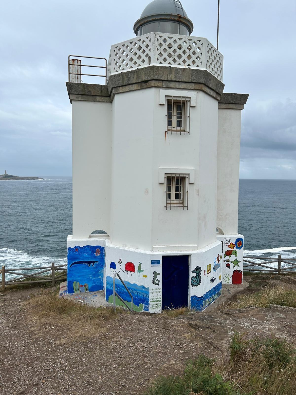 Dibujos en la base del faro de Mera