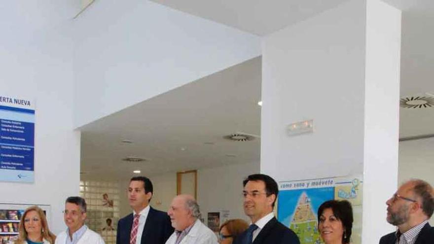 Directivos de Sacyl, en el centro de salud Puerta Nueva.