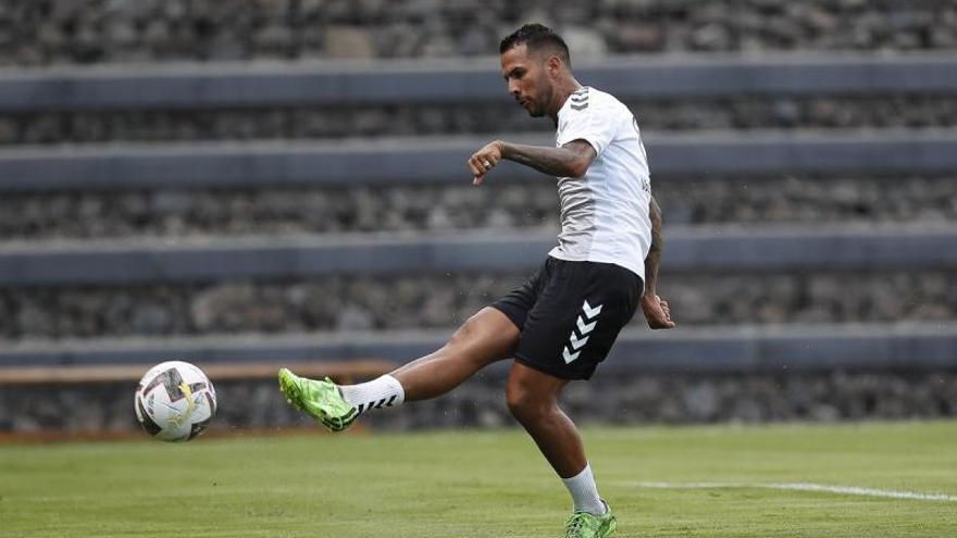 Jonathan Viera golpea el balón en la sesión preparatoria de la UD Las Palmas llevada a cabo ayer en la Ciudad Deportiva de Barranco Seco. | | CARLOS DÍAZ RECIO