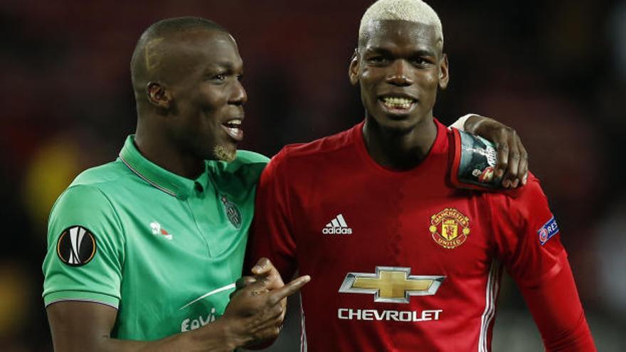 Florentin y Paul pogba se saludan en un Manchester United-St. Etienne de la Europa League 16/17.