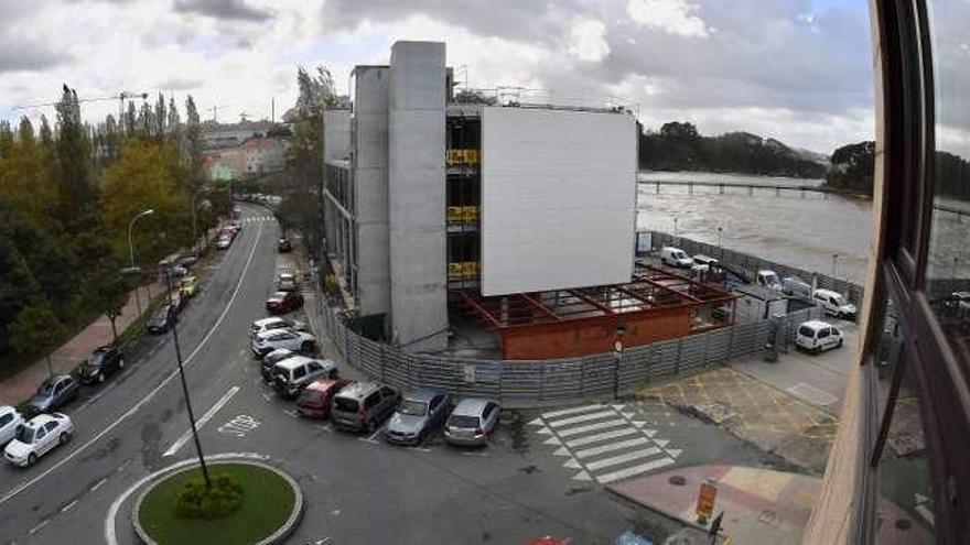 Fachada del hotel Maxi desde la avenida Concepción Arenal en 2013 y a la derecha, fachada del nuevo edificio hotelero en construcción, también desde la avenida.