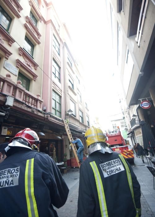 Los bomberos y la Policía Local intervinieron en el lugar y comprobaron el estado de la fachada, de la que se desprendieron gran cantidad de cascotes, aunque no afectaron a más peatones.