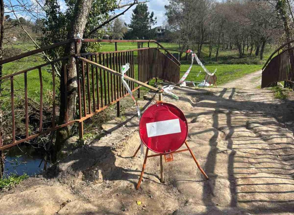 Señal de prohibición de paso en el puente, entre Chapa y Negreiros. |