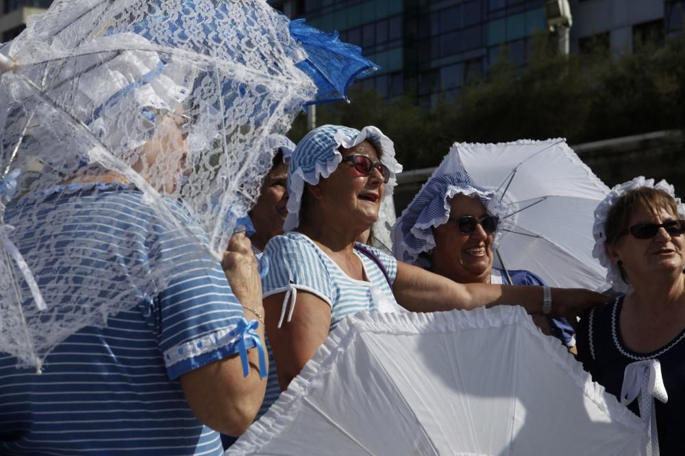 Mujeres de La Corredoria (Oviedo) que acuden a bañarse a la playa de San Lorenzo